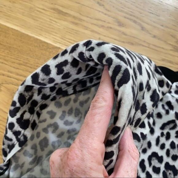 Alice and Olivia Braxton Leopard Print Crop Muscle T-shirt in Black and White - Picture 3 of 8